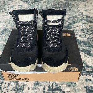 The North Face Men's Larimer Mid Waterproof Boots
(Men’s 10)